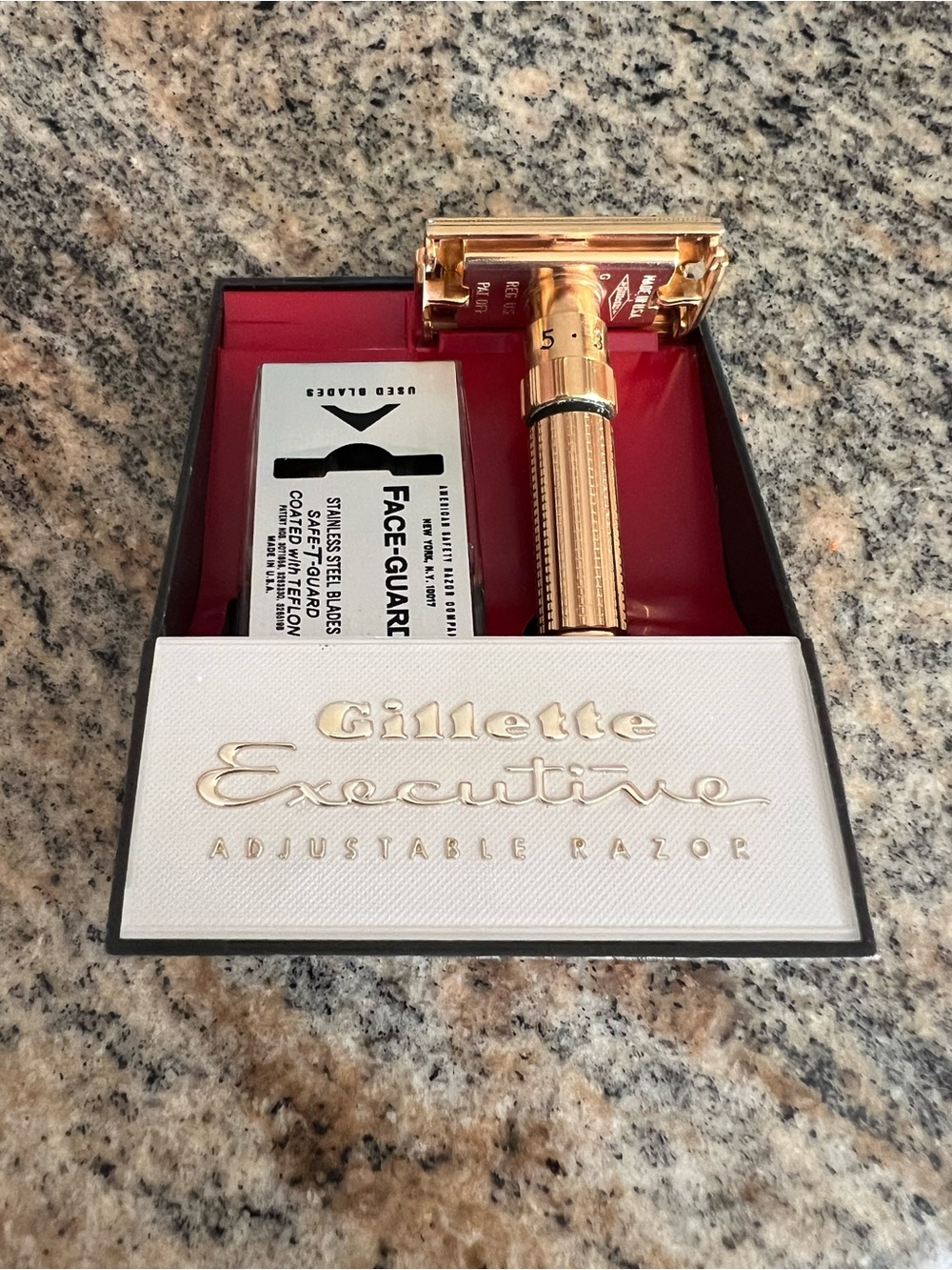 1958 Gillette Executive
Fatboy Adjustable
Safety Razor Set - Picture 3 of 16
